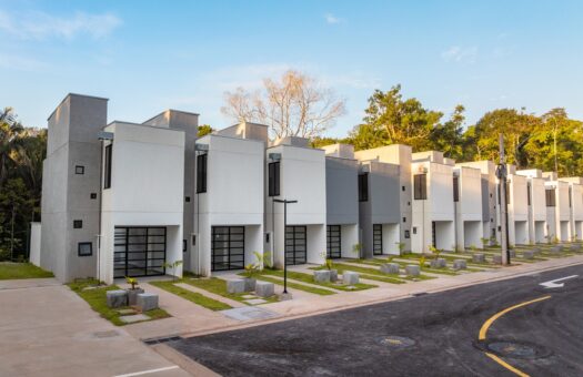 Villa Marieta em Manaus – Casas Duplex na Ponta Negra com 2 Suítes e Quintal Privativo