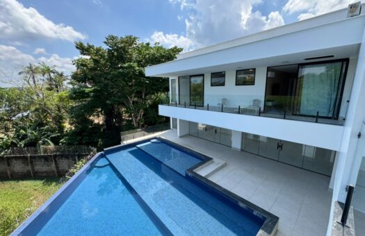 Casa de Alto Padrão à Venda no Condomínio Marina Rio Bello – 1.070m² | 6 Dormitórios | Piscina com Borda Infinita | Vista para o Rio Negro | Ponta Negra – Manaus