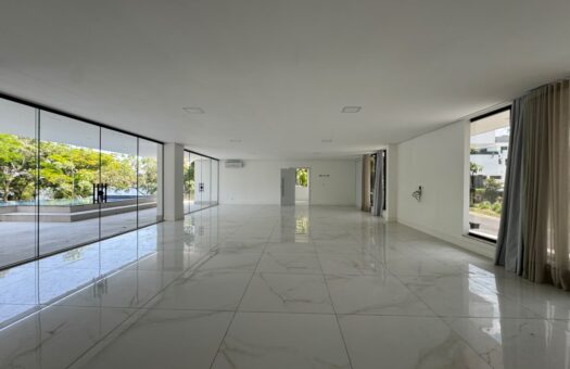 Casa de Alto Padrão à Venda no Condomínio Marina Rio Bello – 1.070m² | 6 Dormitórios | Piscina com Borda Infinita | Vista para o Rio Negro | Ponta Negra – Manaus