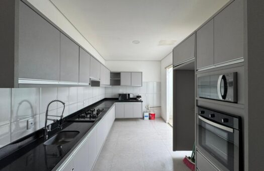 Casa para Alugar no Conjunto Solimões em Flores | 3 Suítes | Totalmente Climatizada | Residencial com Portão Eletrônico | Manaus