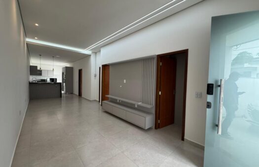 Casa para Alugar no Conjunto Solimões em Flores | 3 Suítes | Totalmente Climatizada | Residencial com Portão Eletrônico | Manaus