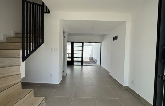 Casa Duplex para Alugar na Ponta Negra | Condomínio Villa Marieta | 2 Suítes | Primeira Locação | Manaus